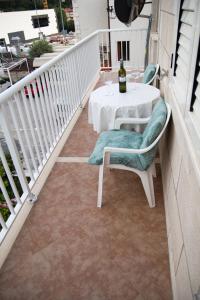 d'une terrasse avec une table et des chaises sur un balcon. dans l'établissement Villa Magnolija, à Mlini