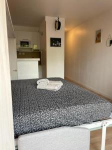 ein Schlafzimmer mit einem Bett mit Handtüchern darauf in der Unterkunft Studio Roma in Straßburg