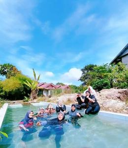 - un groupe de personnes se baignant dans une piscine dans l'établissement CAMPSITE CMM YAN KEDAH, à Yan