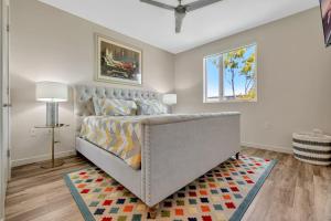 a bedroom with a bed and a rug at 4 SantaMonica De Lux in Los Angeles