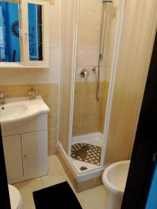 y baño con ducha, aseo y lavamanos. en Al Relax, en Cagliari