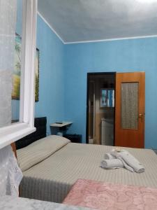 1 dormitorio con cama y puerta con espejo en Al Relax, en Cagliari