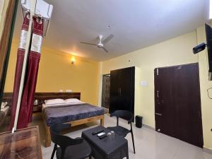 The Kaya Inn Srirangam客房内的一张或多张床位