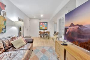 ein Wohnzimmer mit Sofa und Tisch in der Unterkunft 10 Cozy apartment heart of Santa Monica in Los Angeles