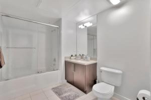 ein Badezimmer mit Toilette, Dusche und Waschbecken in der Unterkunft 10 Cozy apartment heart of Santa Monica in Los Angeles + 43 Fotos