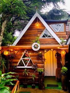 Cabaña con decoración navideña en la parte delantera en Haven chalet en Nuwara Eliya