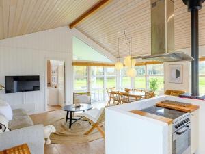uma sala de estar com uma cozinha e uma sala de jantar em Three-Bedroom Holiday home in Øster Assels 3 em Sillerslev