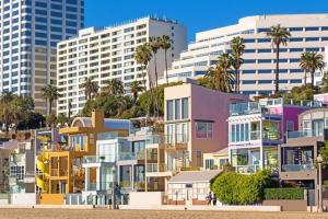 a group of buildings with palm trees and buildings at 10 Cozy apartment heart of Santa Monica in Los Angeles