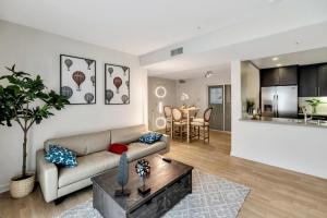 uma sala de estar com um sofá e uma mesa em 5 Heart of Santa Monica apartment em Los Angeles
