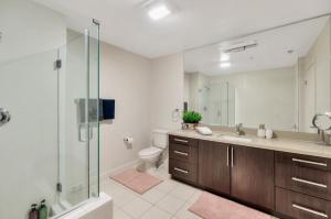 uma casa de banho com um chuveiro, um lavatório e um WC. em 5 Heart of Santa Monica apartment em Los Angeles
