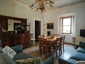 un soggiorno con tavolo, sedie e lampadario pendente di San Rocco Country House a Pesaro
