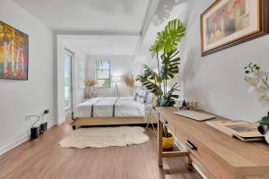 a bedroom with a bed and a desk with a desk at 6 Modern 2 bdr apartment Santa Monica pier in Los Angeles