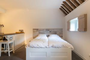 a bedroom with a bed in a room with a desk at Iselmarpleats Comfortabele Studio met badkamer in Gaast