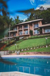 A piscina localizada em Village Du Lac Hotel ou nos arredores
