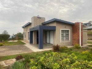 Una casa con un adorno azul a un lado. en Waterford Executive Apartments en Mbabane