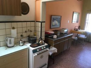 Ezpeleta的住宿－TERRAZAS DEL SUR，厨房配有炉灶、水槽和柜台。
