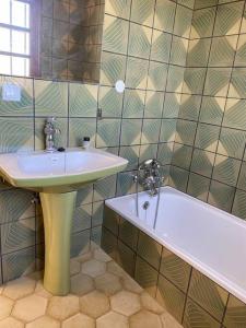 een badkamer met een wastafel en een bad bij Casa Aya in Teror