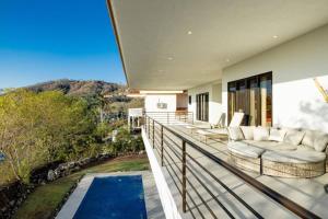 uma casa com varanda e piscina em Casa Blanca em Playa Hermosa