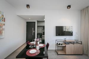 uma cozinha e sala de jantar com mesa e cadeiras em Moderno apartamento, 2 quartos em Belo Horizonte