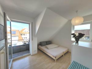 Cette petite chambre comprend un lit et une fenêtre. dans l'établissement flat4 Steißlingen, à Steißlingen