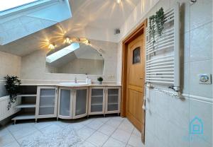 y baño con lavabo y espejo. en ZigZag Room en Gdansk