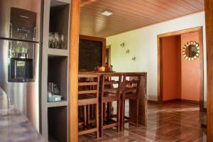 ein Esszimmer mit einer Bar in einem Haus in der Unterkunft Quinta Los Sueños, San Carlos in Aguas Zarcas