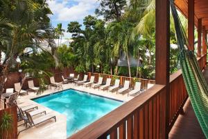 una piscina su un balcone con sedie e un barcaiolo di Island City House a Key West