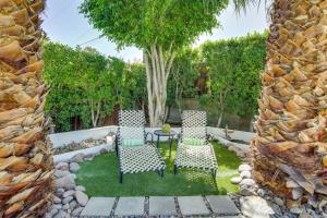een patio met 2 stoelen en een tafel in de tuin bij Palm Desert Casita with Pool 5 Blocks to El Paseo in Palm Desert