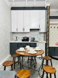 Η κουζίνα ή μικρή κουζίνα στο KERUEN SARAY APARTMENTS 20/2 +5 φωτογραφίες