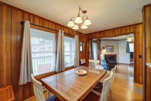 uma sala de jantar com uma mesa de madeira e cadeiras em Cozy Family Condo with Pool Access and Ski Slope Views em Beech Mountain