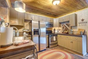 Il comprend une cuisine avec un réfrigérateur en acier inoxydable et des plafonds en bois. dans l'établissement Jemez Springs Cabin with Stunning Mtn Views!, à Jemez Springs