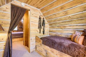 - une chambre avec un lit dans une cabane en rondins dans l'établissement Jemez Springs Cabin with Stunning Mtn Views!, à Jemez Springs