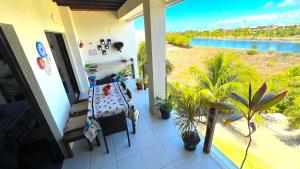 un balcone di una casa con vista sull'acqua di Apartamento com varanda no Iberostate em Praia do Forte a Praia do Forte