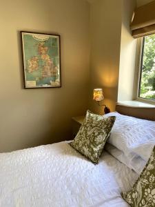 1 dormitorio con 1 cama y un mapa en la pared en The Most Magical Woodshed, en Daventry