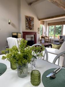 uma sala de estar com uma mesa com flores em The Most Magical Woodshed em Daventry