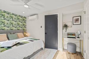 費城的住宿－1 BR Passyunk Ave Stunner- Perfect Location，一间卧室设有一张床和绿色的墙壁