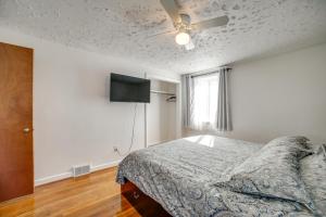 1 dormitorio con 1 cama y TV de pantalla plana en Pittsburgh Townhome about 5 Miles to Market Square en Pittsburgh