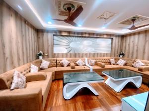 salon z kanapą i stołem w obiekcie BMS Guest House - 2 BHK Lux Ac Only For Family's w mieście Hajdarabad