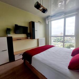 1 dormitorio con cama y ventana grande en Новобуд Зелена 265 Сихівська Зубрівська en Leópolis