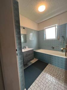 赫爾福德的住宿－Wohnung in Herford，带浴缸、水槽和浴缸的浴室