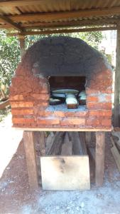 a brick oven with pots and pans on a table at Hospedaje jabuticaba in El Soberbio