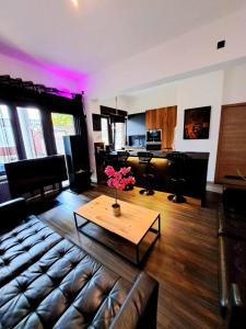een woonkamer met een bank en een salontafel bij Chambre dans une maison d'hote in Luik
