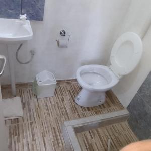 a bathroom with a toilet and a sink at Hospedaje jabuticaba in El Soberbio