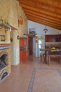 cocina y sala de estar con chimenea en Casa Sendero de Taidia, en San Bartolomé