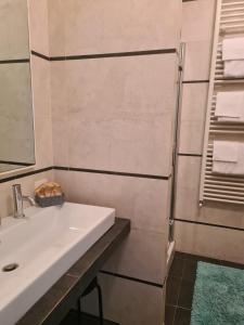 y baño con lavabo y ducha. en Piazza Italia Luxury Apartment en Chianciano Terme