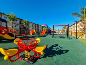 un parco giochi con giochi colorati di Ondas Praia Resort - MC a Porto Seguro