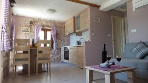 Kuchyň nebo kuchyňský kout v ubytování Apartments Dvor