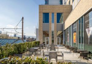 een patio met tafels en stoelen voor een gebouw bij Hyatt Regency Portland at the Oregon Convention Center in Portland