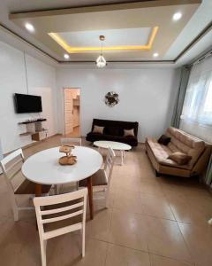 een woonkamer met 2 tafels en een bank bij BOUGIE LOFT in Bejaïa