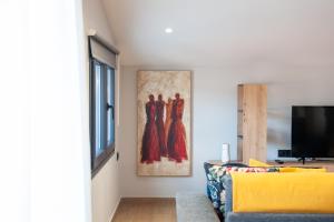- un salon avec un canapé et un tableau mural dans l'établissement Lovely Guesthouse - 58m2 mountain view, à Ioannina